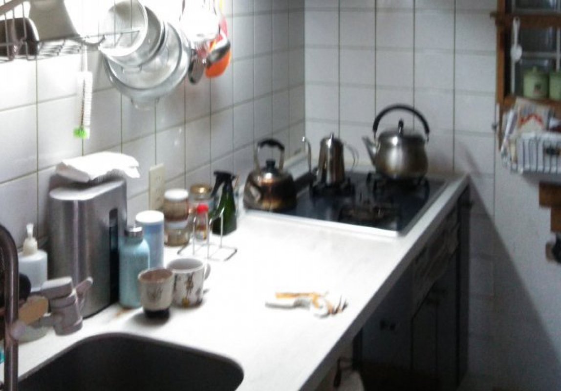 収納が少なくごちゃごちゃしたキッチン