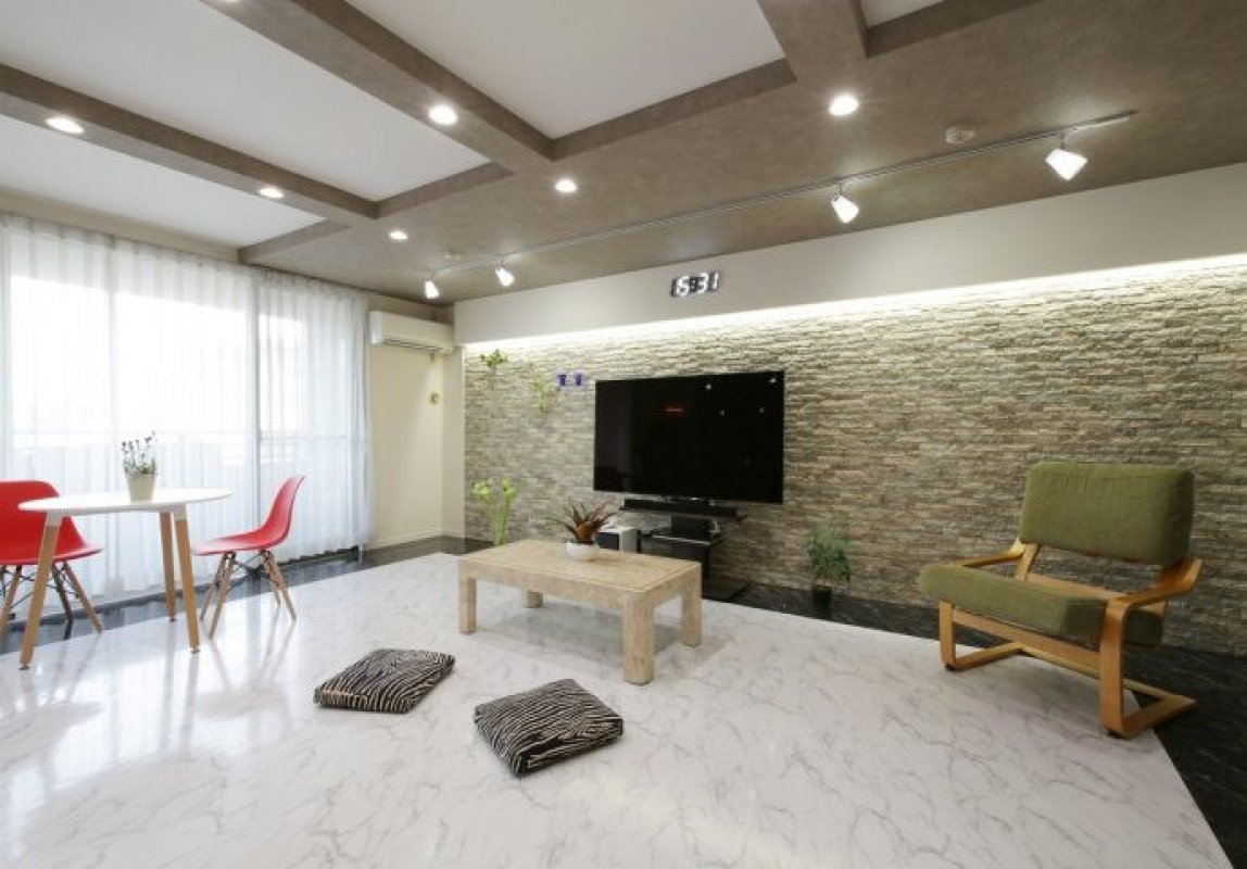 床を大理石に、壁を石張り風にすることでは部屋を明るい印象にしつつ、スタイリッシュな雰囲気の内装になりました。