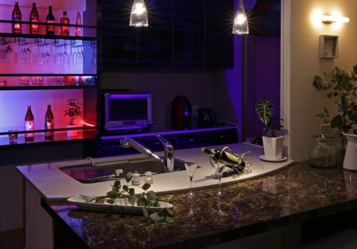 夜になるとバーカウンターの雰囲気も様変わりし、大人な空間が広がります。おしゃれ空間で大好きなお酒を嗜むことができます。