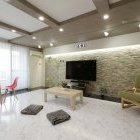 床を大理石に、壁を石張り風にすることでは部屋を明るい印象にしつつ、スタイリッシュな雰囲気の内装になりました。