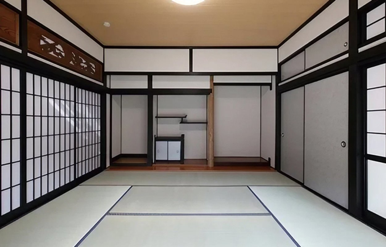 柱を新調し、色もモダン調の黒に統一。障子も畳も新しいものに変更いたしました。