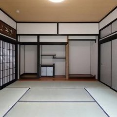 柱を新調し、色もモダン調の黒に統一。障子も畳も新しいものに変更いたしました。