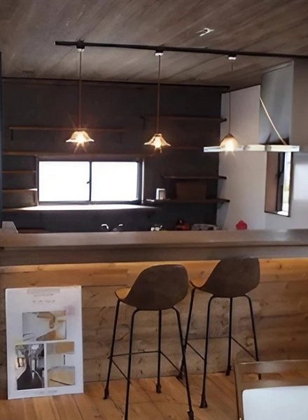 【佐賀県鳥栖市】暖かさとデザインが調和した、理想のリビングへ。特別なカウンターテーブルが織りなす、温もりの空間