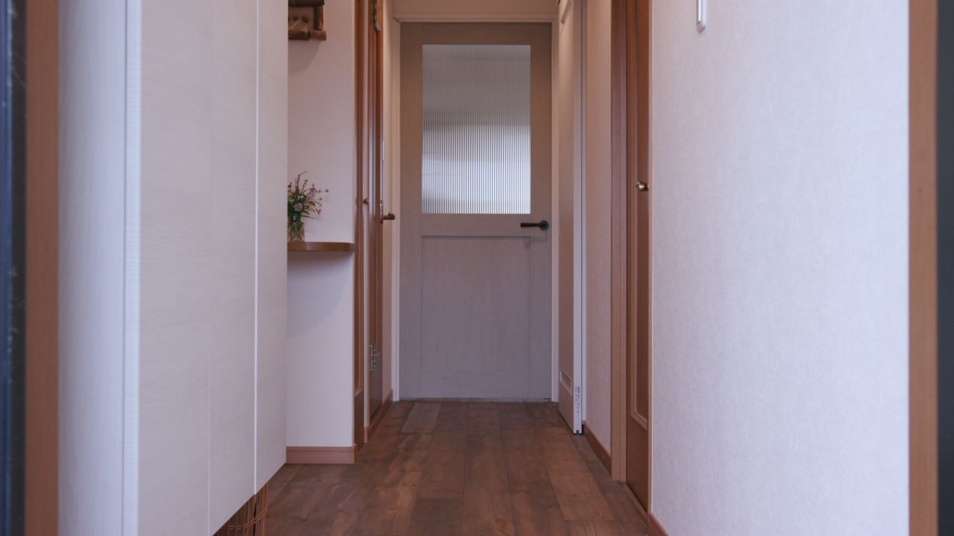 真っ白な壁と自然素材が心地よい玄関に