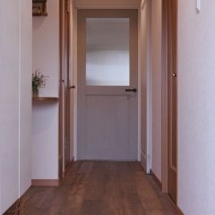 真っ白な壁と自然素材が心地よい玄関に