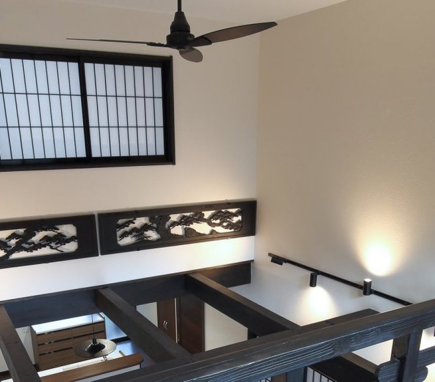 古民家の壁を漆喰にしたり梁や柱の色に塗装を施し、デザインに彩を入れられる