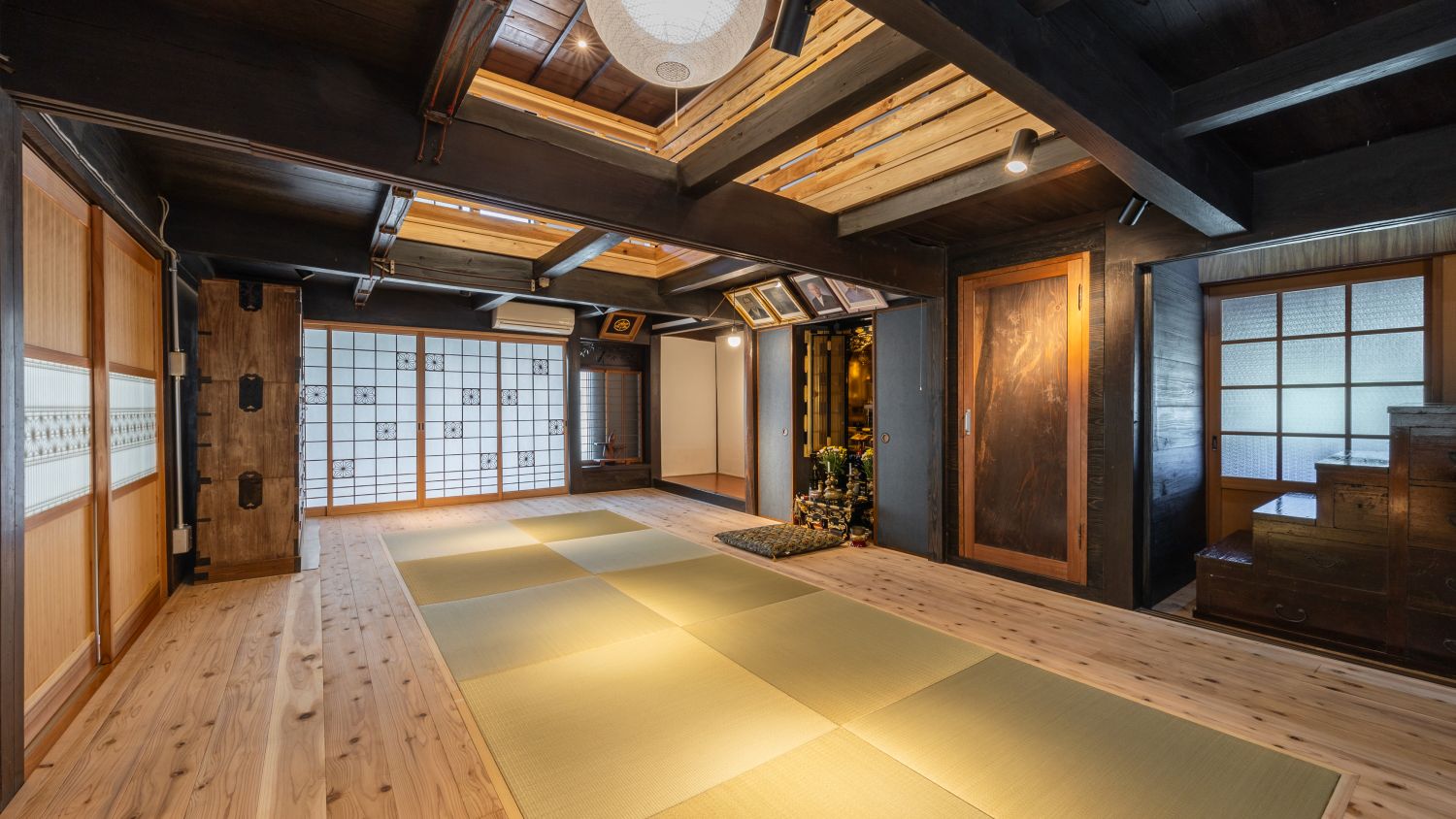 築105年を誇る古民家を梁の美しさと土間が彩りを残したまま現代の住まいにリノベ