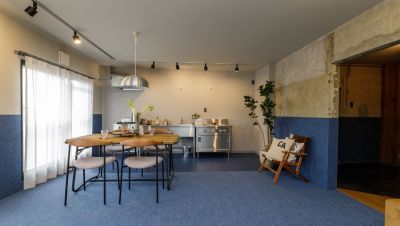 グレーとブルーのコントラストが絵になるアーティスティックな住まいにリノベ