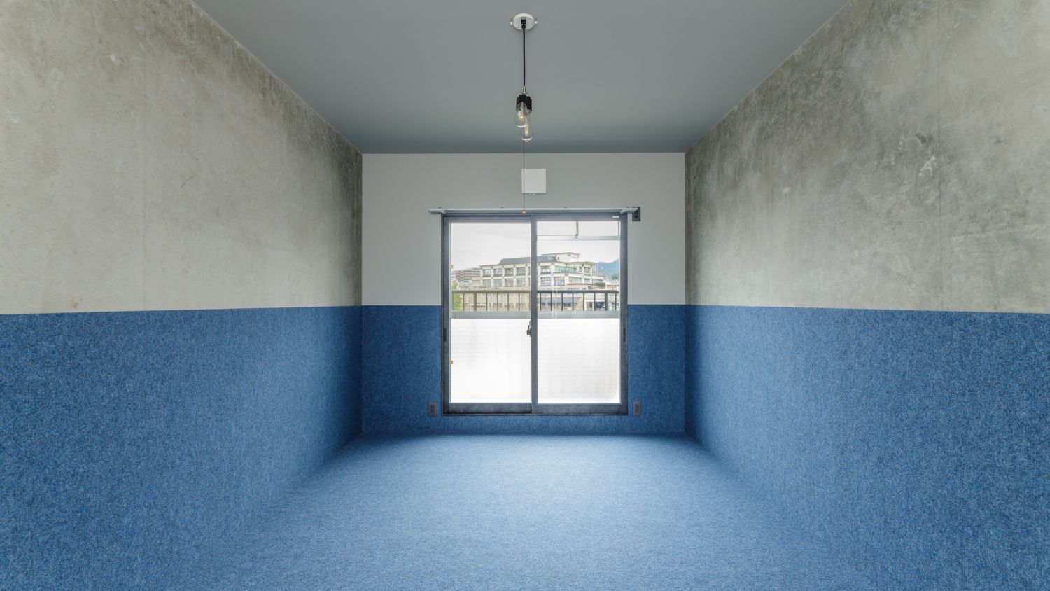 グレーとブルーのコントラストが絵になるアーティスティックな住まいにリノベ
