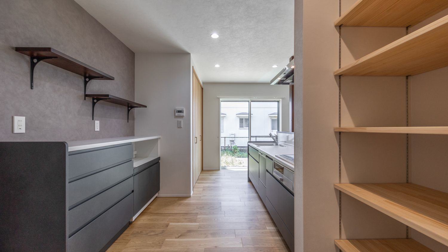1階で生活完結！2階建てを平屋風に変えた老後も安心な和モダンな住まいにリノベ