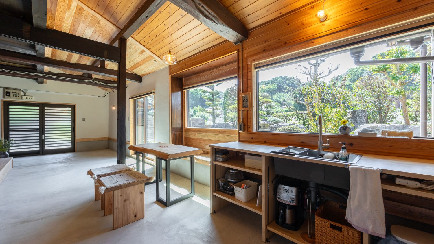 築105年を誇る古民家を梁の美しさと土間が彩りを残したまま現代の住まいにリノベ