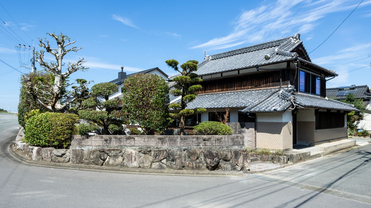 築105年を誇る古民家を梁の美しさと土間が彩りを残したまま現代の住まいにリノベ