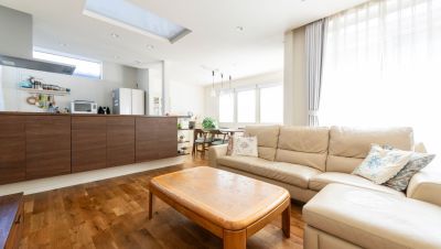 天窓から光が降りそそぐ明るいリビングと受け継いだ庭を愉しめる住まいにリノベ