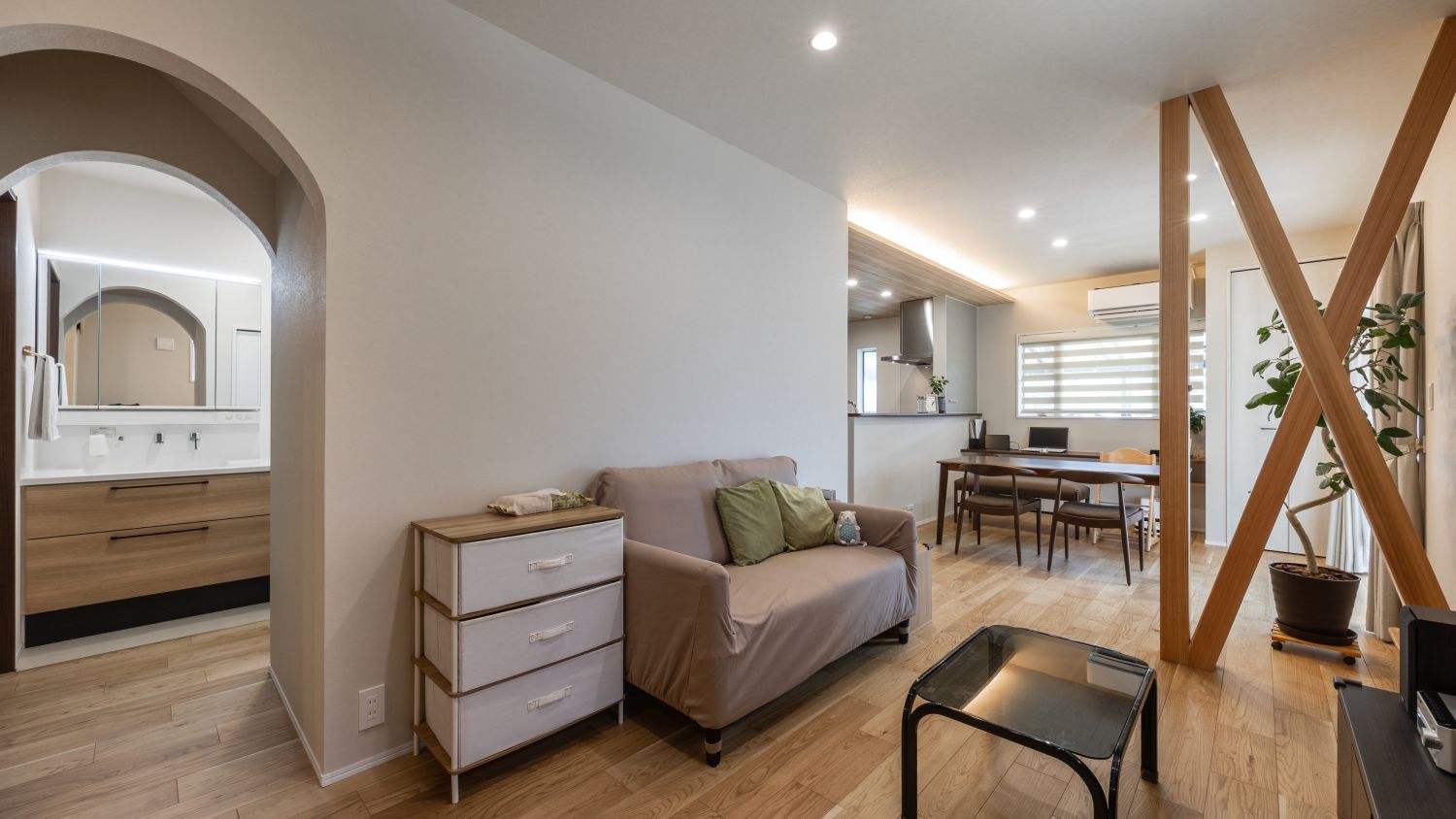 温もりのあるナチュラルな色合いが落ち着く最大限に空間を生かした住まいにリノベ